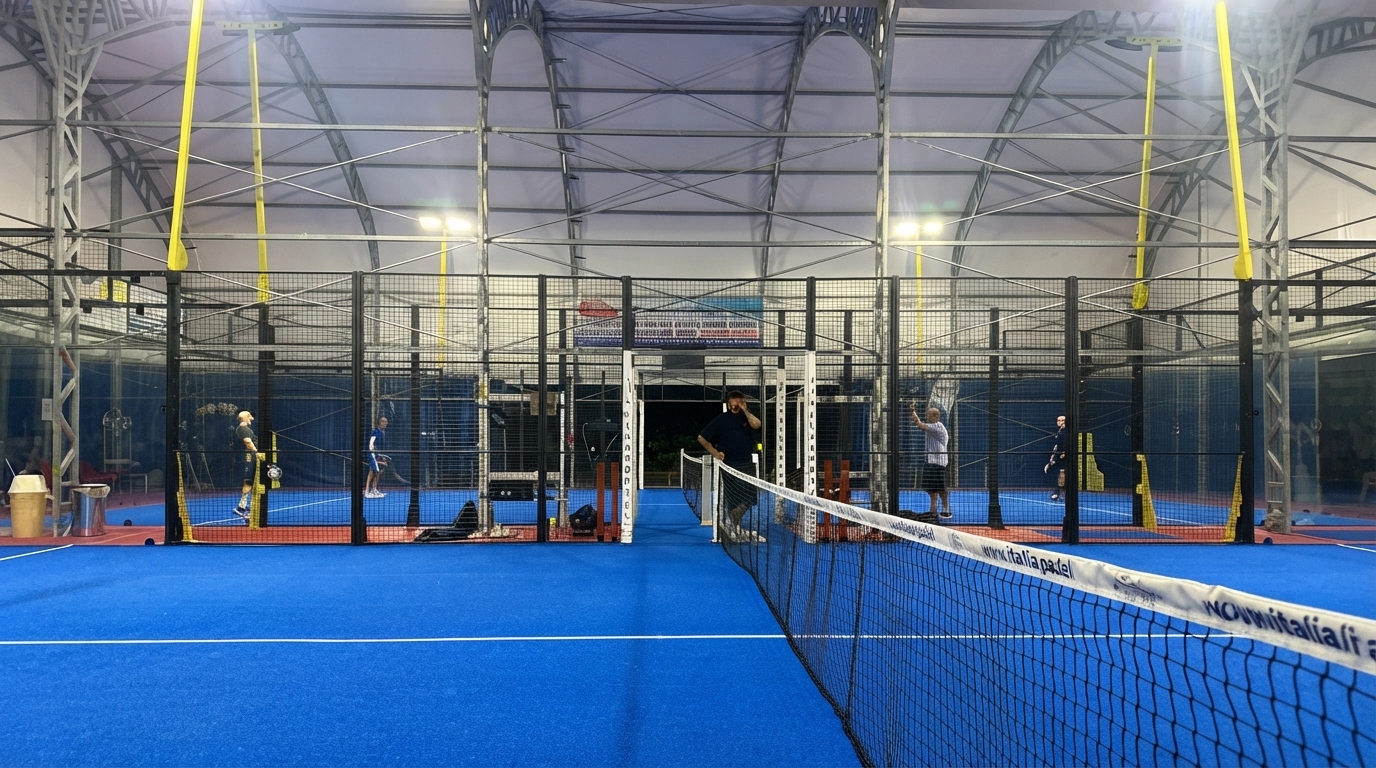 I due campi indoor visti dal fondo con partita in corso